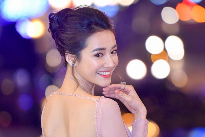 Showbiz 16/4: Phản ứng của Nhã Phương khi bị hỏi về Trường Giang - ảnh 1
