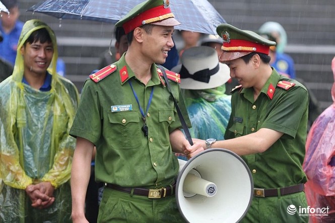 Dòng người đội mưa về Đền Hùng dâng hương ngày Giỗ Tổ - ảnh 5