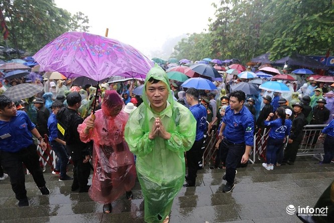 Dòng người đội mưa về Đền Hùng dâng hương ngày Giỗ Tổ - ảnh 7