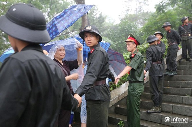 Dòng người đội mưa về Đền Hùng dâng hương ngày Giỗ Tổ - ảnh 8