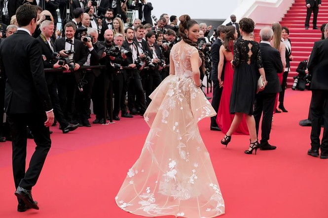 Lý Nhã Kỳ lại 'đốt cháy' thảm đỏ Cannes với đầm ren xuyên thấu - ảnh 1