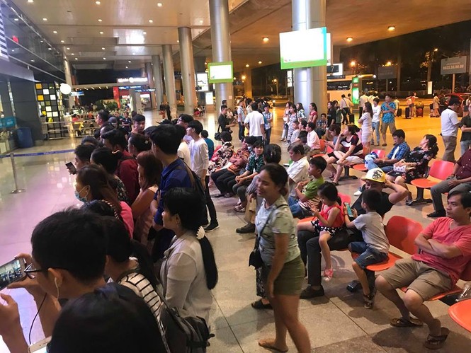 Đông đảo người hâm mộ tại sân bay đón anh em Cơ- Nghiệp - ảnh 7