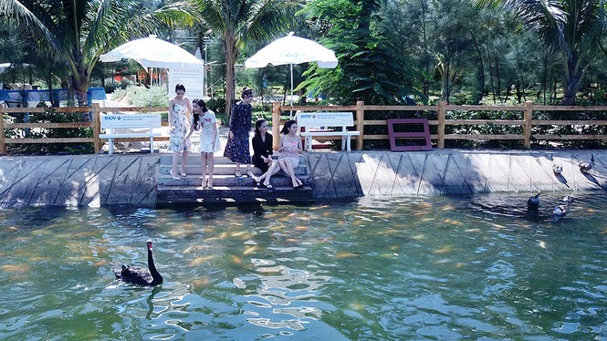 Người đẹp HHVN thử cảm giác mạnh với thú cưng 'khủng' - ảnh 3