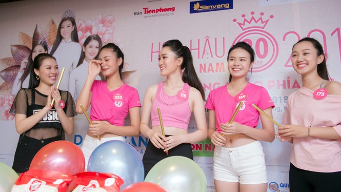 Tâm sự xúc động sau tiệc sinh nhật bất ngờ dành cho thí sinh HHVN - ảnh 1