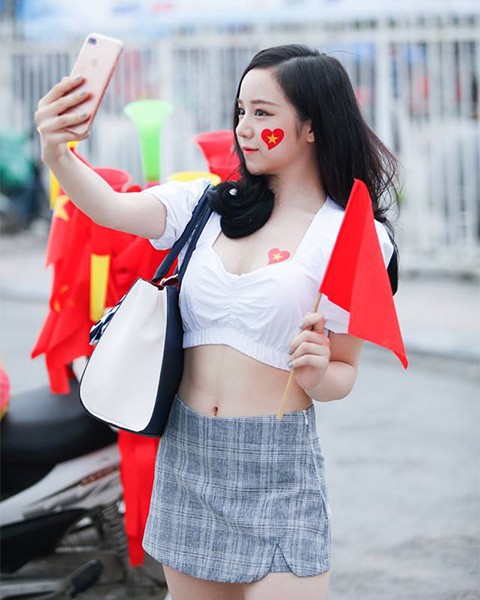 Hotgirl 'ngủ gật' cổ vũ U23 Việt Nam trên sân Mỹ Đình - ảnh 1