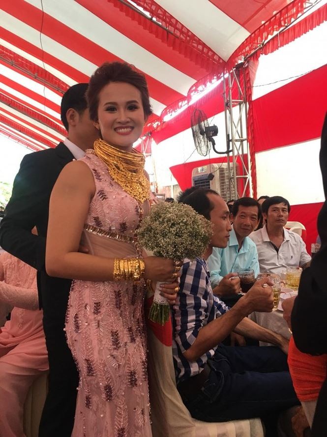 ‘Hotgirl’ Hậu Giang đeo 129 cây vàng trong ngày cưới gây sốc - ảnh 4