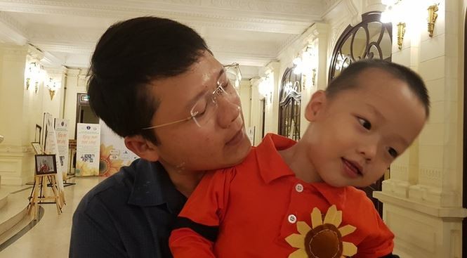 Showbiz 24/9: Hoài Linh đi tông, mặc áo thun về thăm trường cũ - ảnh 2