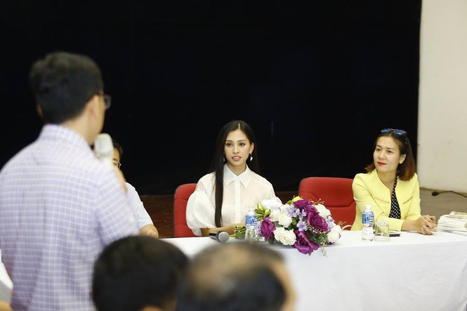 Showbiz 25/9: Hoa hậu Trần Tiểu Vy bật mí tiêu chuẩn chọn bạn trai - ảnh 1
