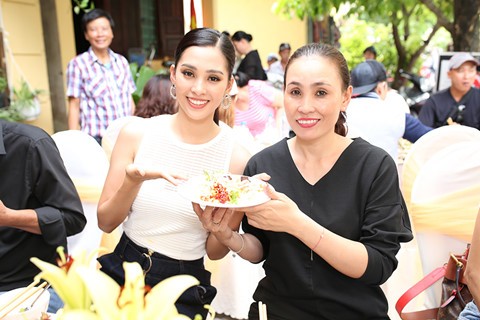 Hoa hậu Trần Tiểu Vy chia sẻ điều xúc động nhất khi trở về quê nhà - ảnh 1