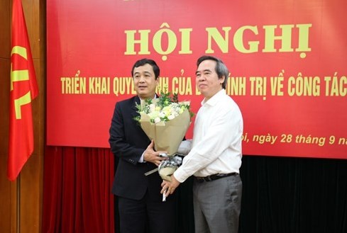 Bộ Chính trị, Ban Bí thư Trung ương Đảng điều động, phân công cán bộ - ảnh 1