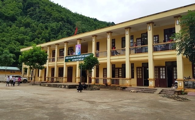 Ngôi trường suốt 3 năm thầy trò không có chỗ đi vệ sinh - ảnh 1