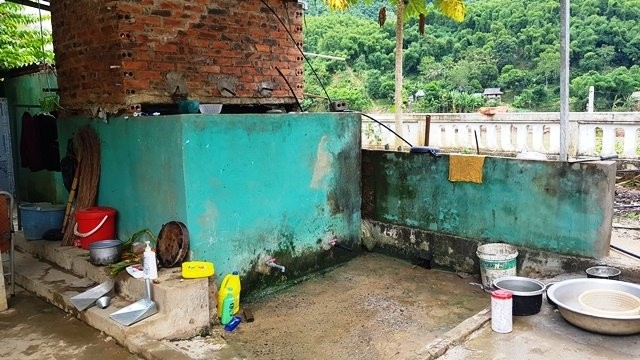 Ngôi trường suốt 3 năm thầy trò không có chỗ đi vệ sinh - ảnh 7