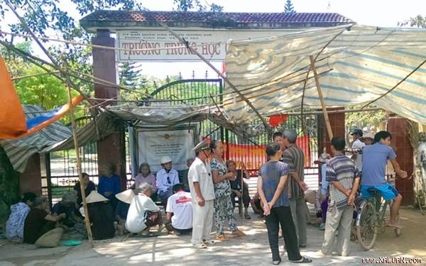 gười dân tập trung phản đối việc dồn trường ở xã Hương Bình