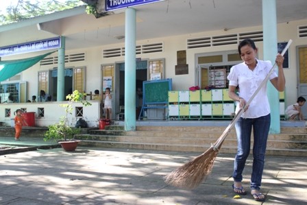 Thảo vừa làm bảo vệ kiêm luôn quét dọn ở Trường mẫu giáo Vĩnh Hòa.