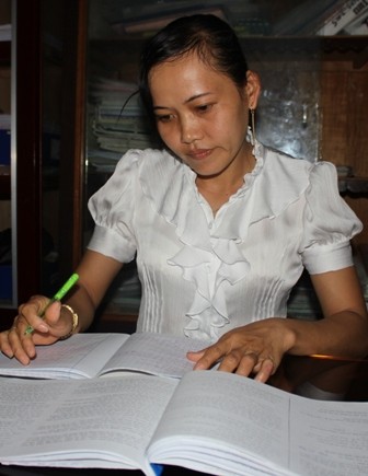 Thảo cũng mang tập, sách đến cơ quan, lúc rảnh là lấy ra học.