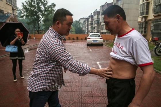 Kiếm cả đống tiền nhờ làm ‘bao cát sống’ - ảnh 3