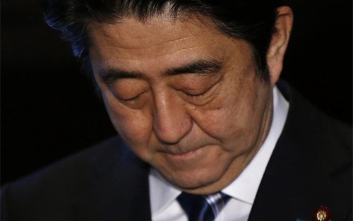Gương mặt của Thủ tướng Nhật Shinzo Abe buồn bã khi gặp báo chí sáng 1/2 để phát biểu về đoạn video hành quyết nhà báo Kenji Goto (Ảnh: Reuters).