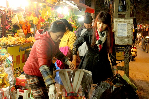 Nhộn nhịp thị trường vàng mã sát Tết ông Công ông Táo - ảnh 8