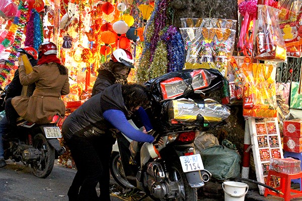 Nhộn nhịp thị trường vàng mã sát Tết ông Công ông Táo - ảnh 11