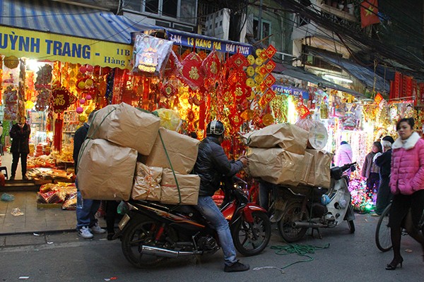 Nhộn nhịp thị trường vàng mã sát Tết ông Công ông Táo - ảnh 12
