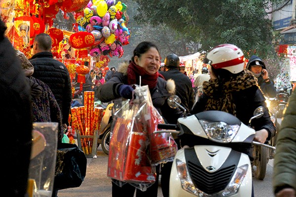 Nhộn nhịp thị trường vàng mã sát Tết ông Công ông Táo - ảnh 14