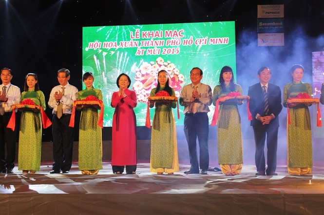Người Sài Gòn hào hứng đi Hội hoa xuân - ảnh 1