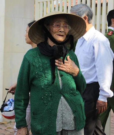 Dân Đà Nẵng xếp hàng vào tiễn biệt ông Nguyễn Bá Thanh - ảnh 3