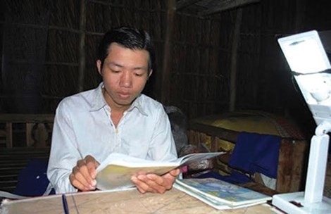 Bi hài, đánh bài quỳ gối dính tội hiếp dâm - ảnh 1