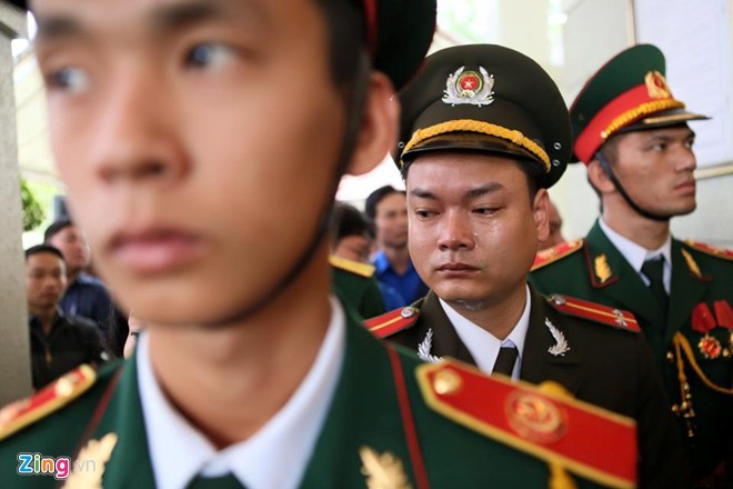 Lệ tuôn trào trong lễ truy điệu ông Nguyễn Bá Thanh - ảnh 11