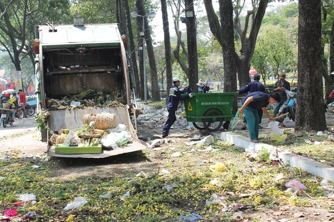 Tất bật cho Sài Gòn sạch đẹp đón giao thừa - ảnh 10