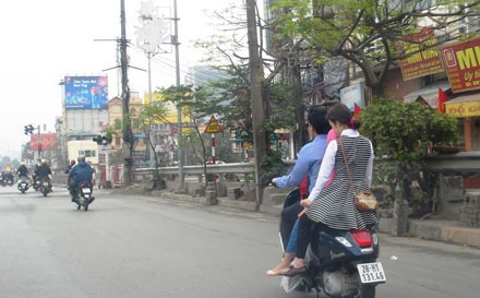 Tết “vô tư” bỏ mũ bảo hiểm - ảnh 3
