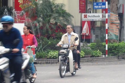 Tết “vô tư” bỏ mũ bảo hiểm - ảnh 4