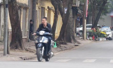 Tết “vô tư” bỏ mũ bảo hiểm - ảnh 5