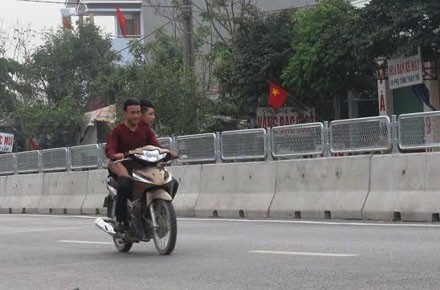Tết “vô tư” bỏ mũ bảo hiểm - ảnh 6