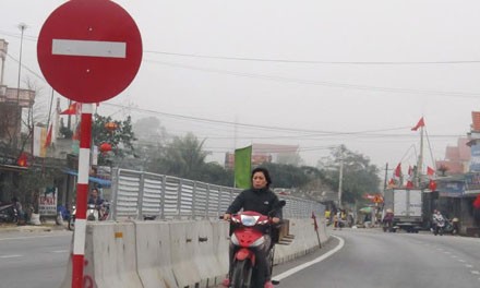 Tết “vô tư” bỏ mũ bảo hiểm - ảnh 7