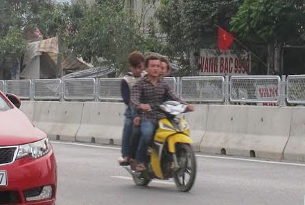 Tết “vô tư” bỏ mũ bảo hiểm - ảnh 1