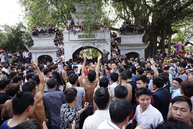 Nảy lửa cướp chiếu thiêng