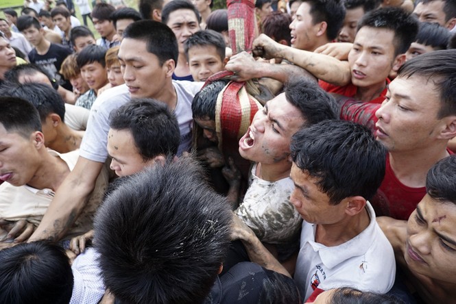 Nảy lửa cướp chiếu thiêng