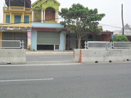 Thanh Hóa: Dân tự ý tháo dỡ rào chắn 'bay' qua đường - ảnh 3