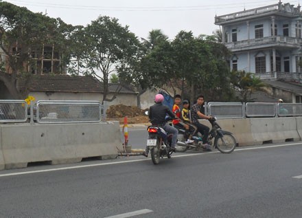 Thanh Hóa: Dân tự ý tháo dỡ rào chắn 'bay' qua đường - ảnh 7