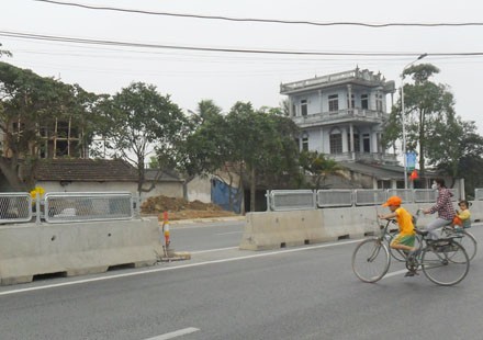 Thanh Hóa: Dân tự ý tháo dỡ rào chắn 'bay' qua đường - ảnh 6