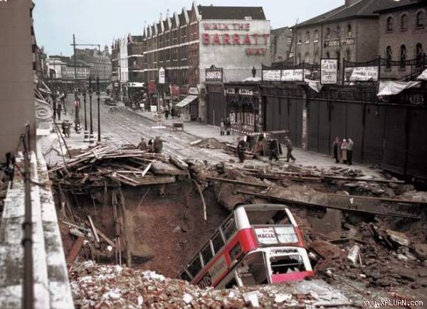 Năm 1940, Đức muốn phá hủy không lực của Anh trước khi dự tính xâm lược nước này. Khi kế hoạch đổ bể, Hitler chuyển sang tấn công dân thường bằng những đợt đánh bom trên diện rộng ở London