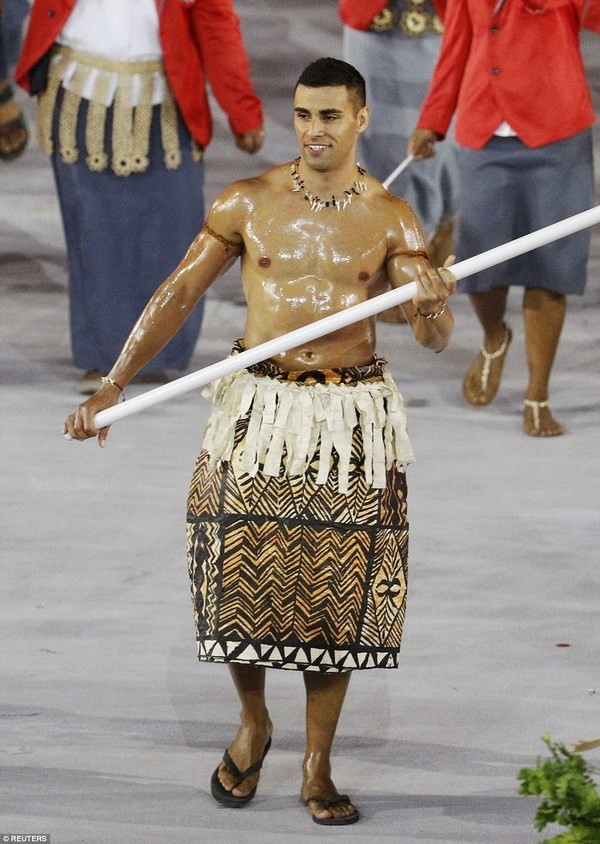 VĐV Tonga cởi trần gây ‘bão’ tại lễ khai mạc Olympic - ảnh 1