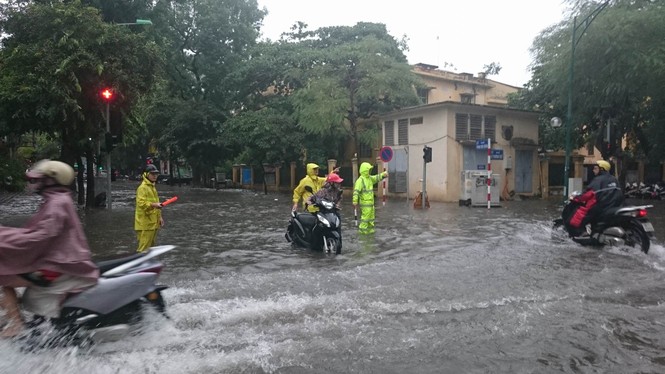 Nhiều khu vực Hà Nội ngập sâu sau bão - ảnh 2
