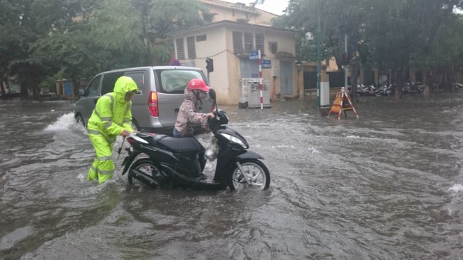 Nhiều khu vực Hà Nội ngập sâu sau bão - ảnh 1