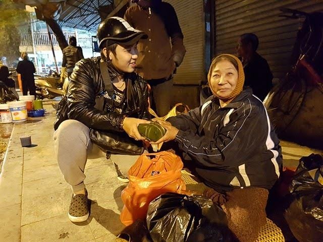 Giới trẻ mang Tết ấm đến người vô gia cư ở Hà Nội - ảnh 7