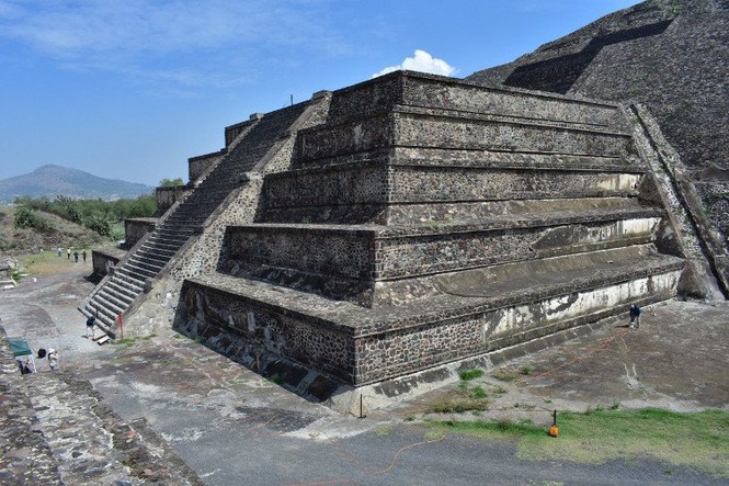Dùng máy chụp cắt lớp phát hiện đường hầm bí ẩn dưới chân kim tự tháp Mặt Trăng - ảnh 1