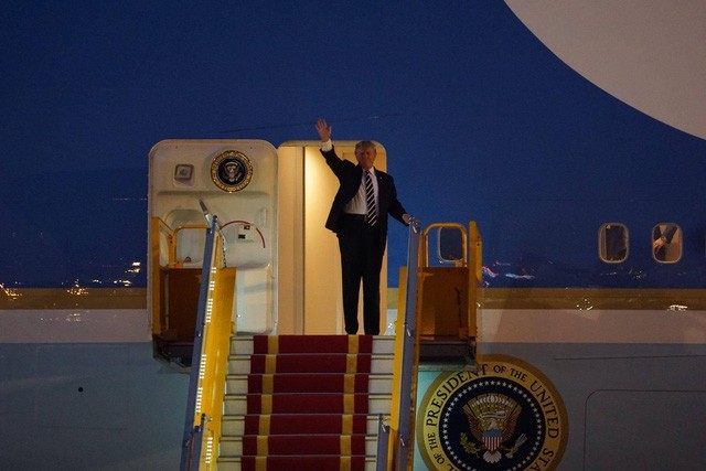 không lực chở Tổng thống Trump bay ngược vào TPHCM trước khi ra Hà Nội - ảnh 1