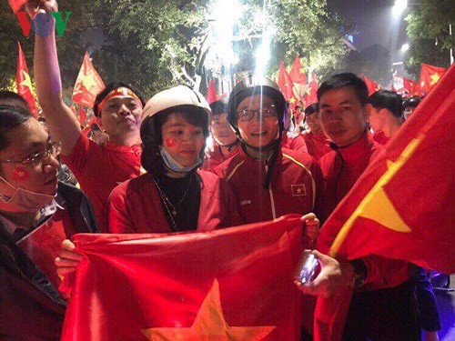 Phó thủ tướng Vũ Đức Đam ra đường mừng chiến thắng U23 Việt Nam