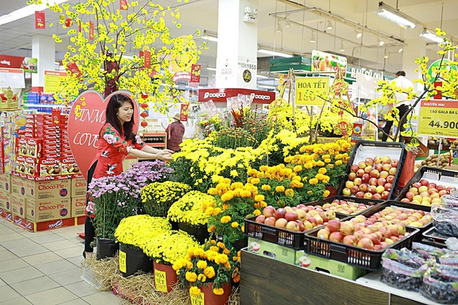 Ngắm 'rừng' hoa tết rực rỡ trong siêu thị - ảnh 2